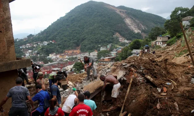 Alerta por nuevas tormentas en Petrópolis tras los deslaves: hay 120 muertos y pidieron evacuar zonas de riesgo.