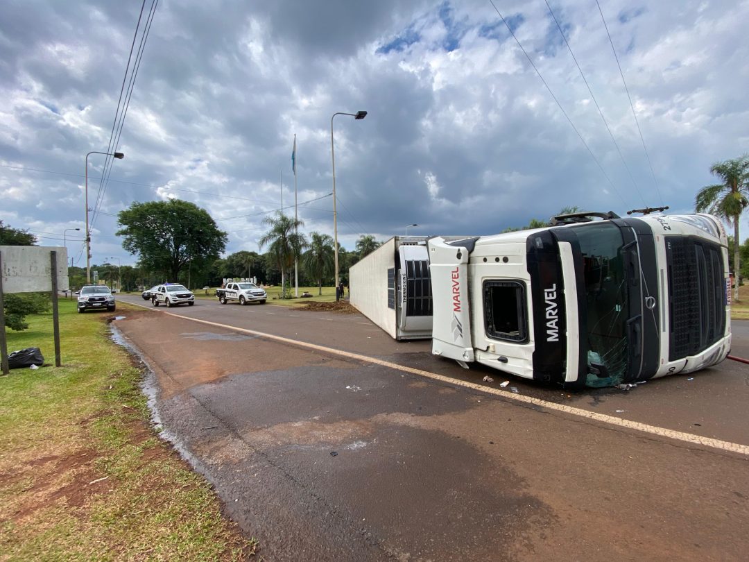 Accidente en la rotonda de Iguazú: camión brasileño pierde el control y vuelca imagen-8