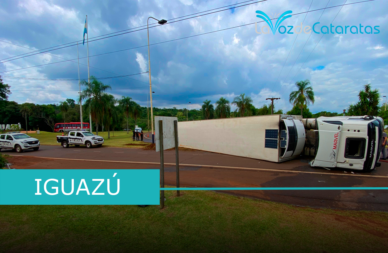 Accidente en la rotonda de Iguazú: camión brasileño pierde el control y vuelca imagen-6