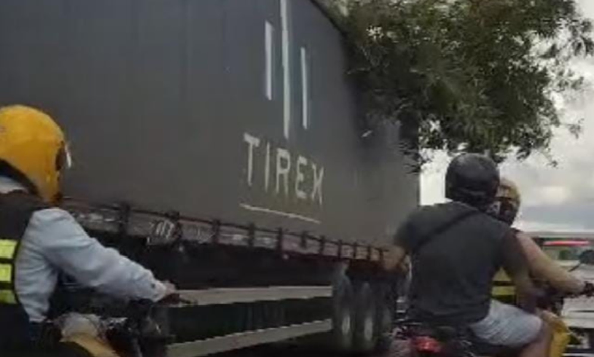 Camión arrastra ramas y cae sobre motociclistas en el Puente Internacional de la Amistad imagen-5