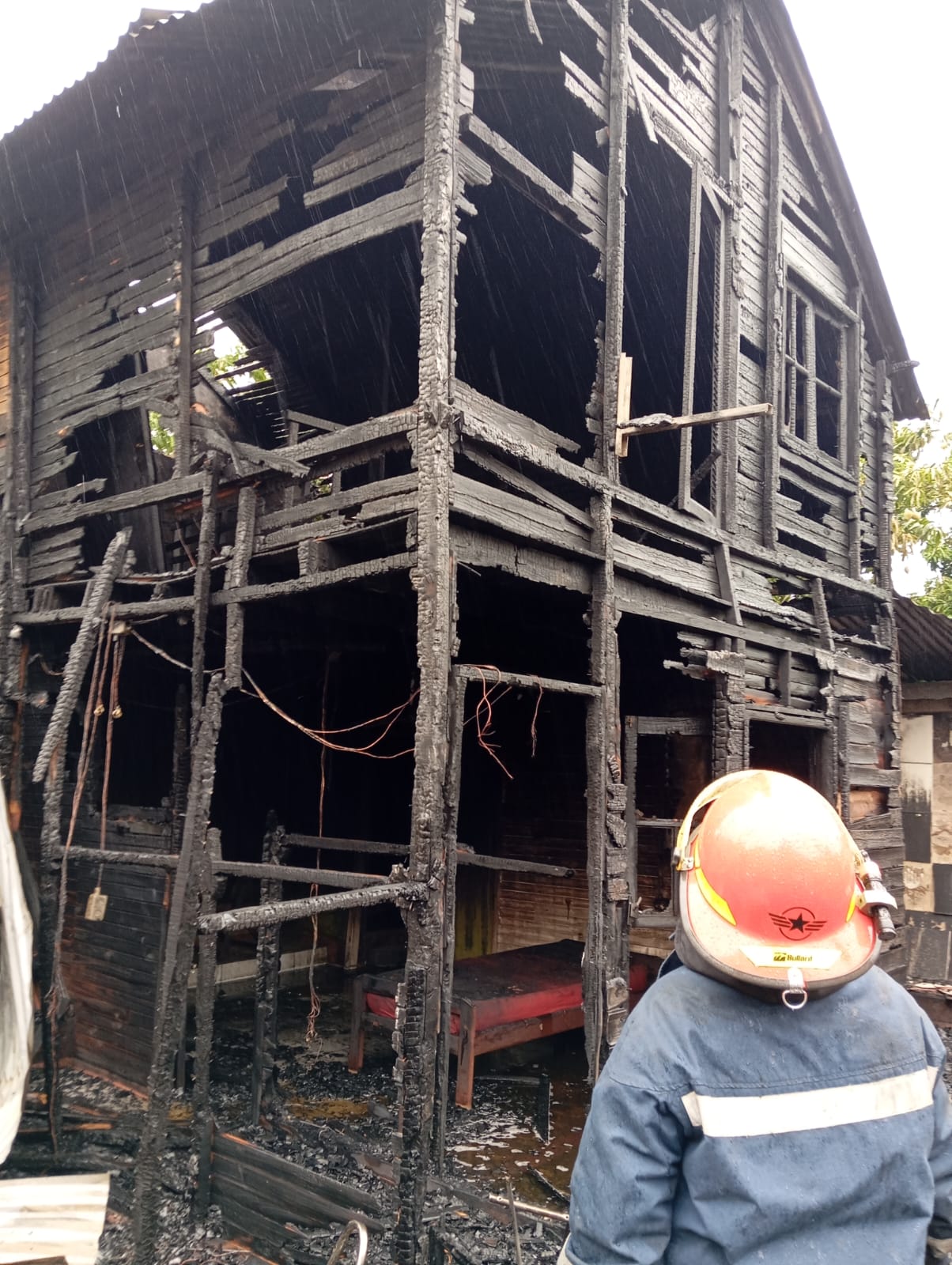 Bombero hospitalizado tras controlar incendio, que consumió varias estructuras imagen-12