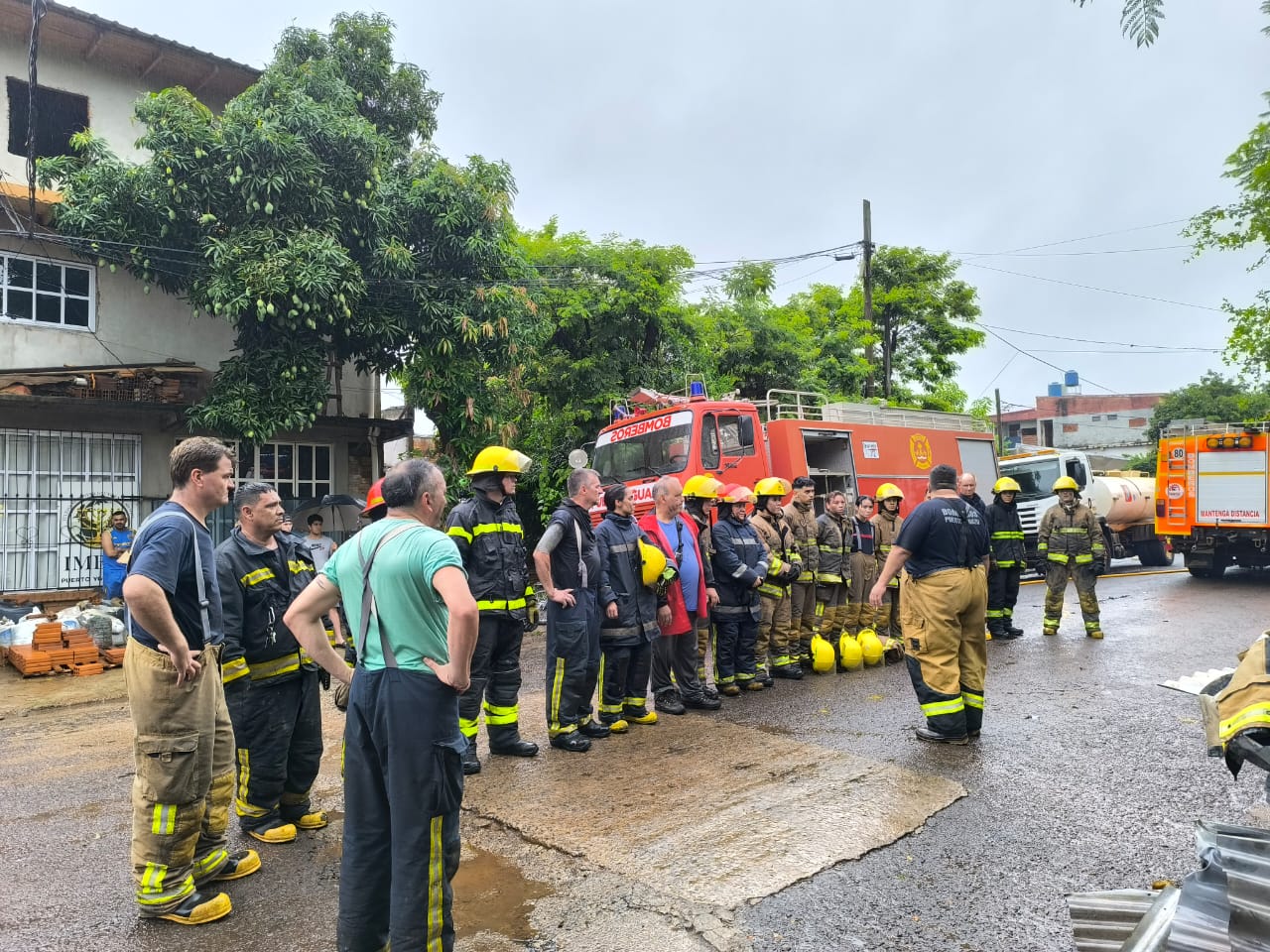 Bombero hospitalizado tras controlar incendio, que consumió varias estructuras imagen-10