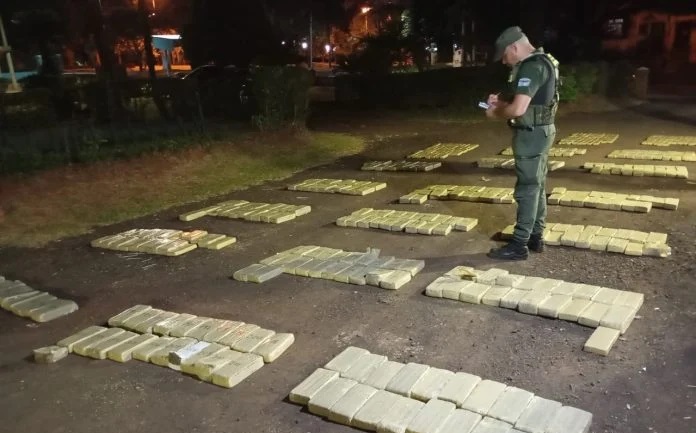 Gendarmería Nacional incauta más de una tonelada de marihuana imagen-7