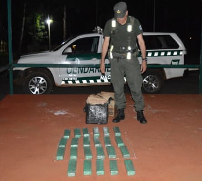 Intentó huir y abandonó un cargamento de marihuana en un «pique», cercano al puente Tancredo Neves imagen-7