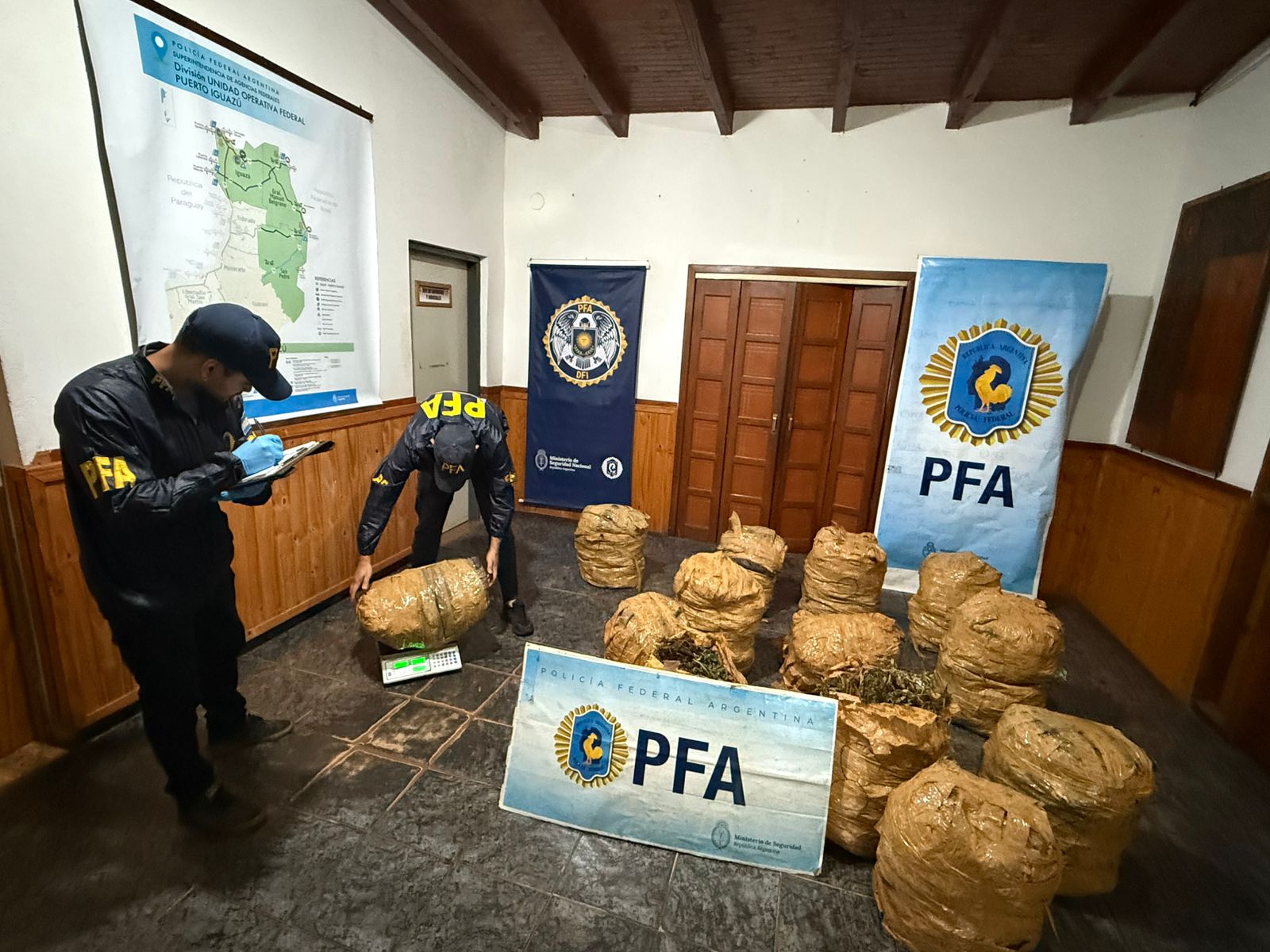 Operativo de la PFA: Secuestran más de 200 kilos de marihuana en un camino clandestino imagen-7