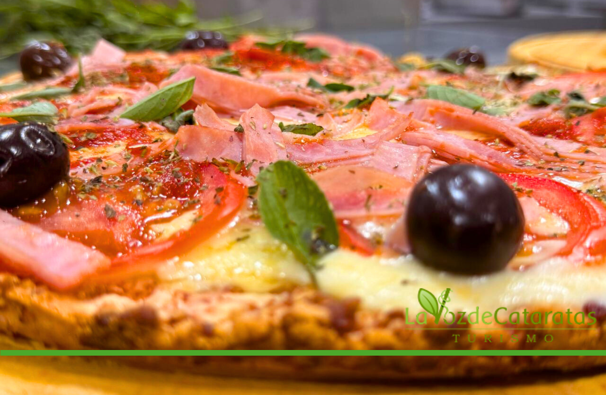 Porque cuando la tradición se enciende, el resultado se llama pizza de mbeyú. Y hay que probarla. imagen-8