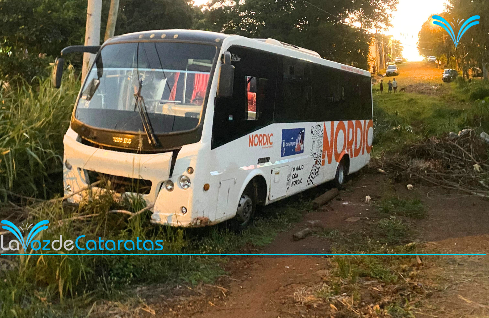 Accidente: minibus perdió el control por aparente falla en los frenos imagen-5