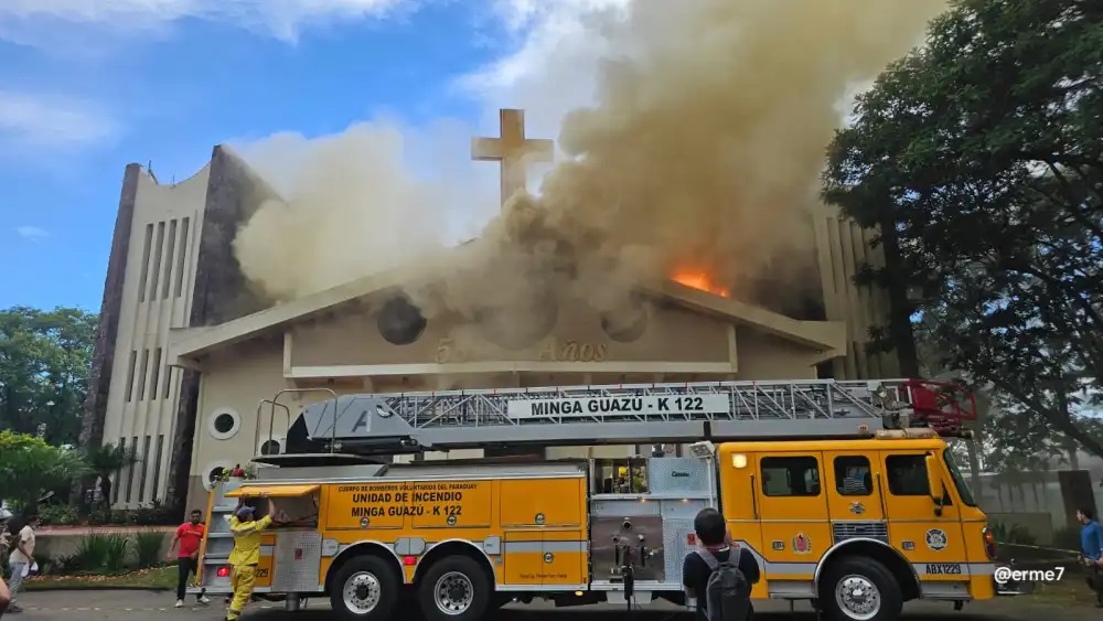 Ciudad del Este: Catedral de San Blas en riesgo de derrumbe tras voraz incendio  imagen-5