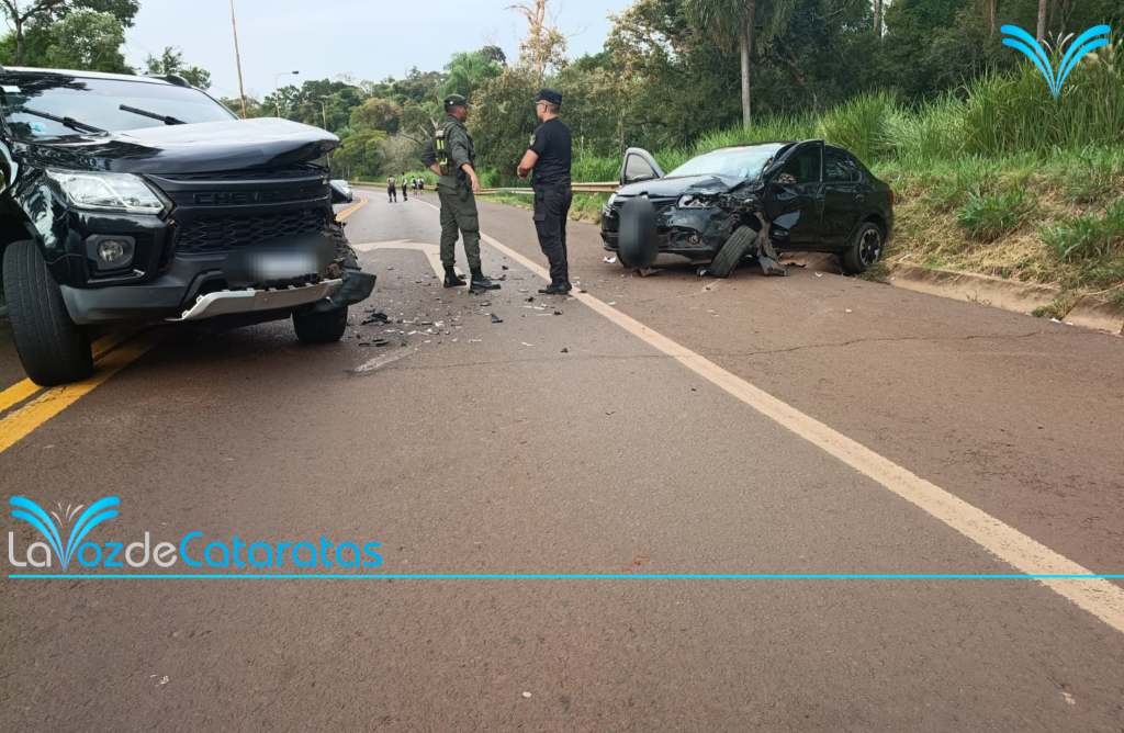 Tres personas fueron derivadas al hospital tras una colisión en cercanías al puente Tancredo Neves imagen-8