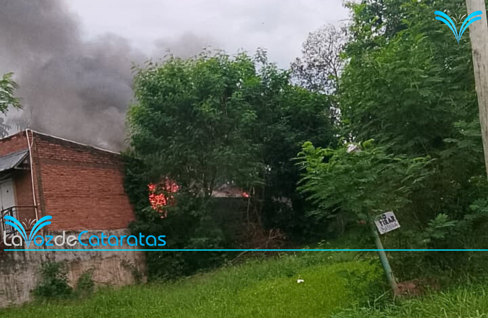 Bomberos intervinieron en el incendio del quincho de una vivienda que terminó en llamas imagen-6