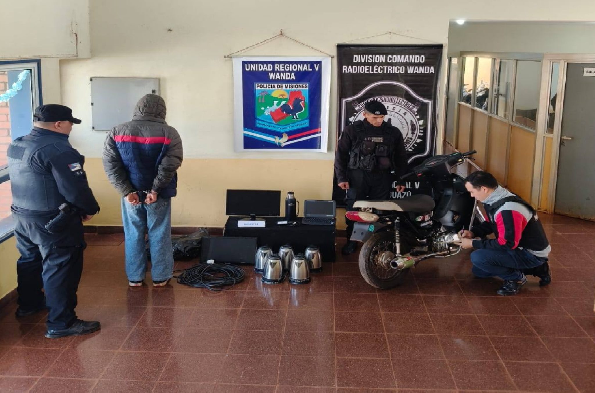 Wanda: La Policía recuperó equipos informáticos robados de un establecimiento escolar imagen-5