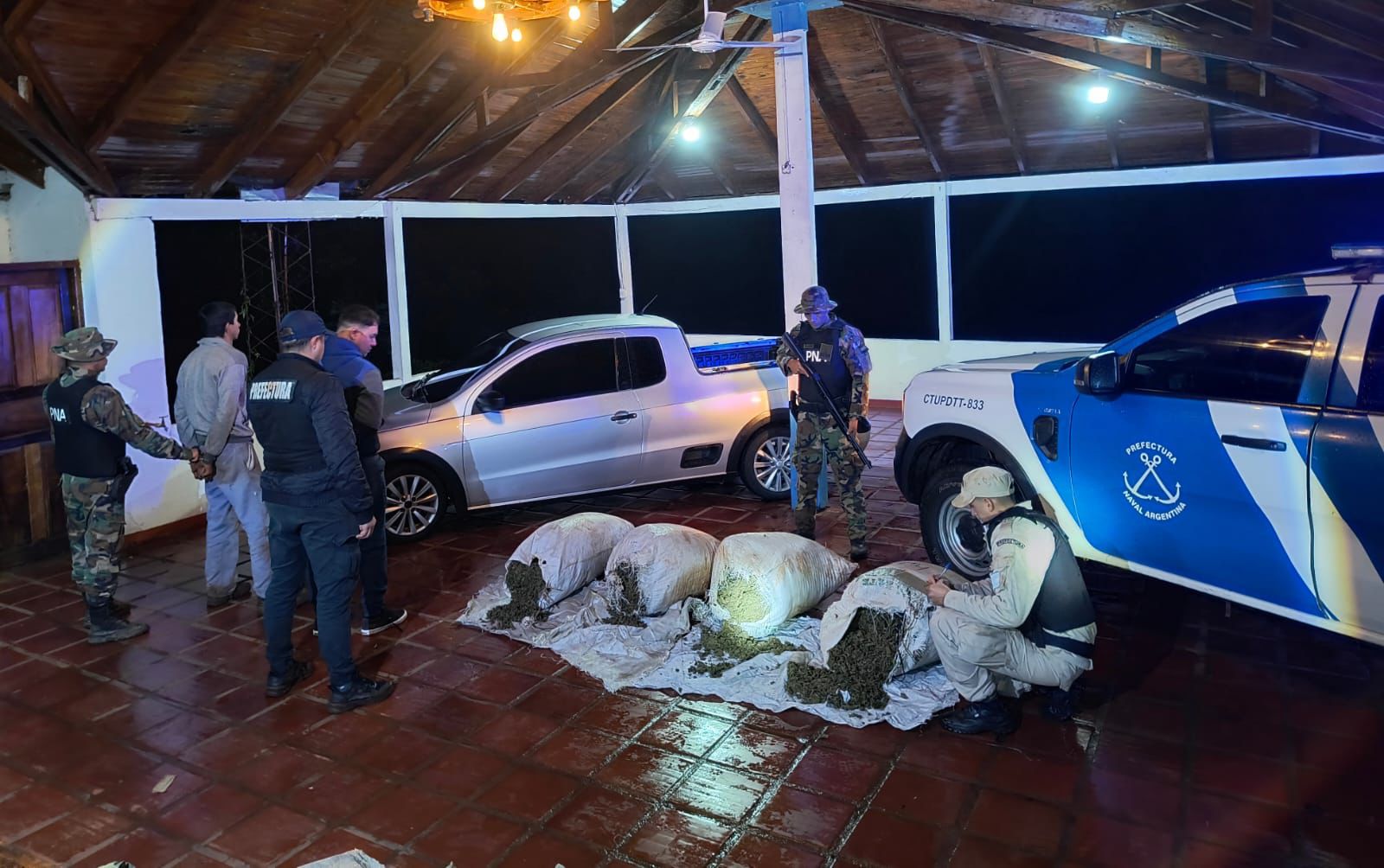 Puerto Esperanza: Prefectura secuestró más de 54 kilos de marihuana y detuvo a dos personas imagen-6