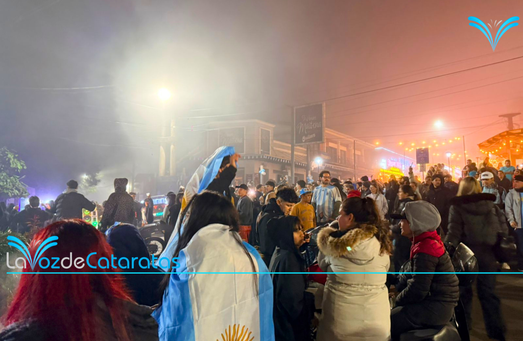 La pasión no se congeló: el triunfo de Argentina desató los festejos en Iguazú 9 La pasión no se congeló: el triunfo de Argentina desató los festejos en Iguazú imagen-8