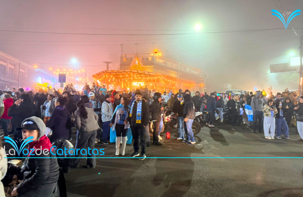 La pasión no se congeló: el triunfo de Argentina desató los festejos en Iguazú 11 La pasión no se congeló: el triunfo de Argentina desató los festejos en Iguazú imagen-10