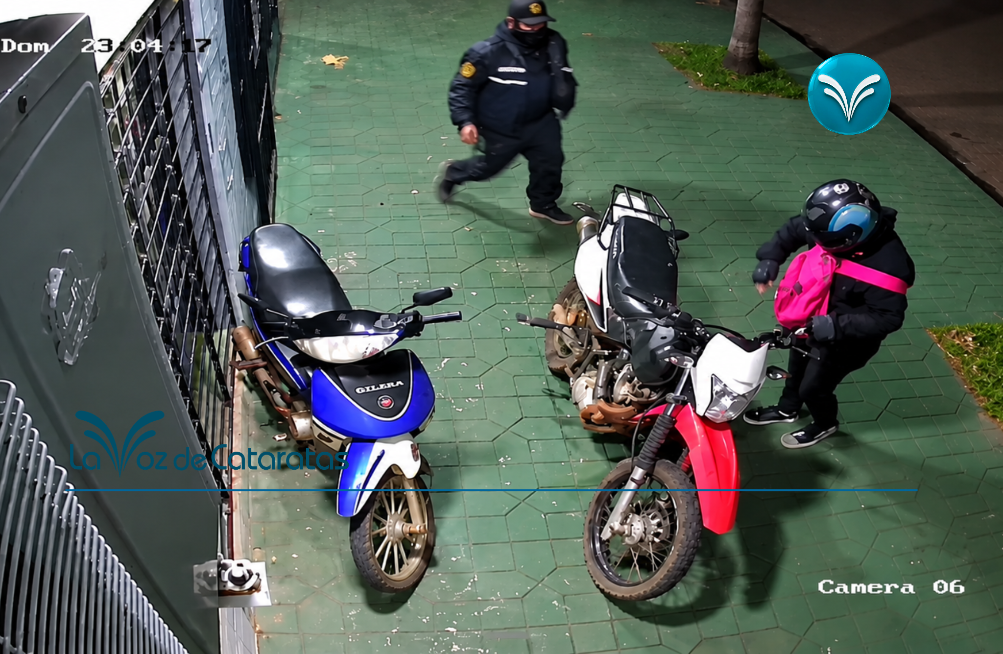 Dos delincuentes con cascos ingresaron a un autoservicio y robaron $1,4 millones imagen-6