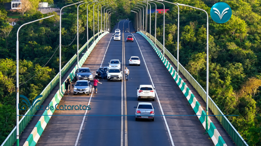 Accidente en el puente Tancredo Neves involucró a cuatro vehículos que circulaban hacia Brasil