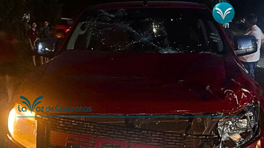 Choque entre una camioneta y una moto dos personas heridas y hospitalizadas