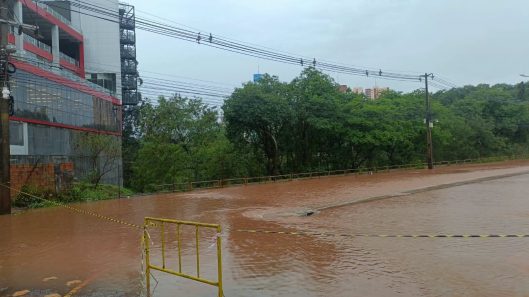 Ciudad del Este las intensas lluvias desbordaron el Lago de la República e inundaron una avenida