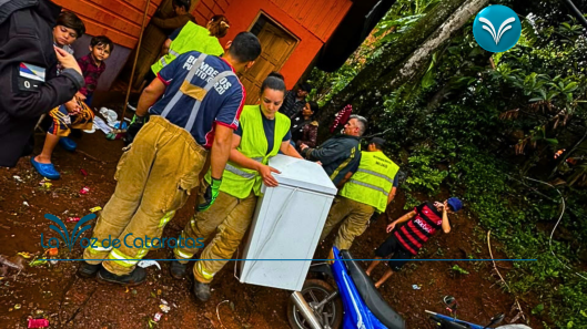 Crecida del río Iguazú Bomberos Voluntarios evacuaron preventivamente a dos familias de la zona portuaria