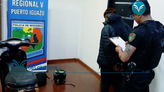 Detuvieron a Chicharra mientras empujaba una moto robada tenía cuchillos entre sus pertenencias
