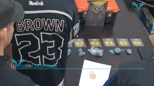 Detuvieron a joven con cinco envoltorios de marihuana