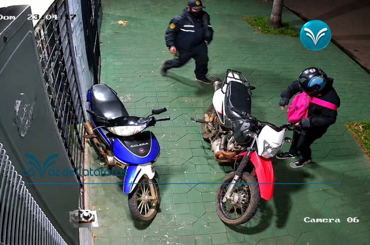 Dos delincuentes con cascos ingresaron a un autoservicio y robaron $1,4 millones