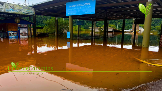 El río Iguazú alcanzó el nivel de evacuación en el puerto y afecta instalaciones del paso fronterizo lavozdecataratas (2)
