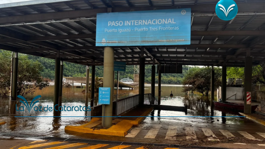 El río Iguazú volvió a crecer llegó a 28,40 metros y sigue suspendido el paso fluvial