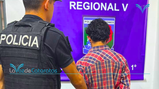 Entró a un bazar, intentó llevarse varios productos sin pagar