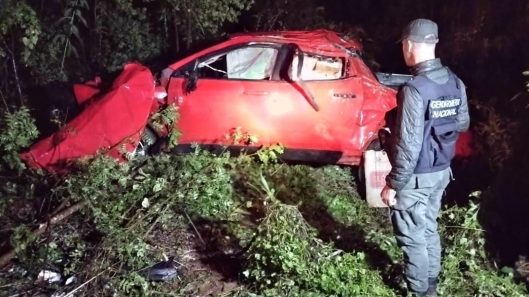 Evadió el control vial y despistó con su camioneta cargada con cigarrillos ilegales (1)