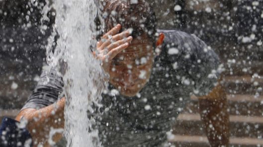 -FOTODELDÍA- CÓRDOBA, 29/07/2021.- Un hombre se refresca en una fuente de Córdoba, este jueves, jornada de temperaturas altas con máximas de 39 grados. EFE/Salas