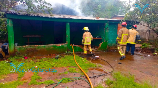 Incendio destruyó una vivienda de seis ambientes sobre calle Martha Schwartz