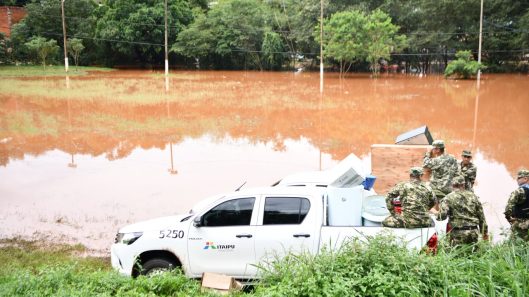 Itaipú alerta por una rápida crecida del Paraná y aumentan las evacuaciones en Ciudad del Este