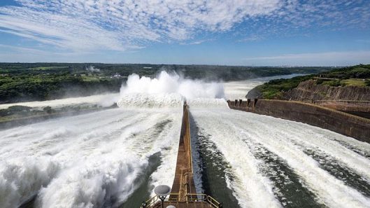 Itaipú reabrió el vertedero y el Paraná podría alcanzar los 118 metros este miércoles