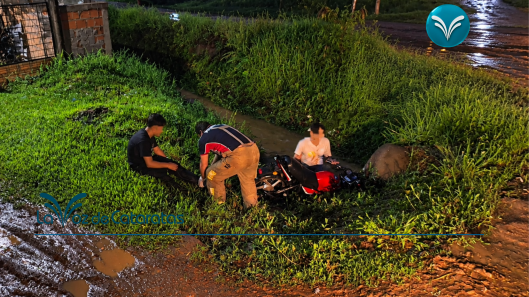 Padre e hijo cayeron con una moto a un arroyo tras un despiste en el barrio Bicentenario