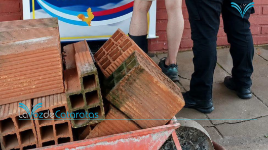Pidió una carretilla para hacer una changa y terminó robando ladrillos de una iglesia