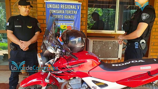 Robaron una motocicleta en pleno centro y horas después apareció oculta entre malezas