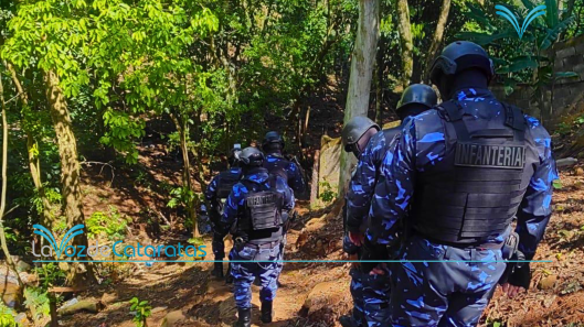 Secuestraron vainas y un proyectil en el lugar donde investigan el tiroteo vinculado a la muerte de un hombre en Paraguay Investigadores y peritos de la Policía de Misiones allanaron este miércol