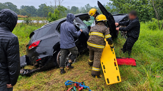 Tres heridos tras el despiste de una camioneta sobre la ruta 101 en Andresito