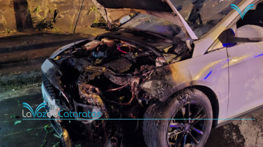 Un cortocircuito provocó un principio de incendio en un automóvil 