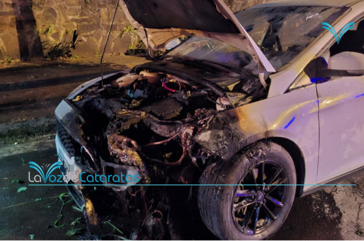 Un cortocircuito provocó un principio de incendio en un automóvil 