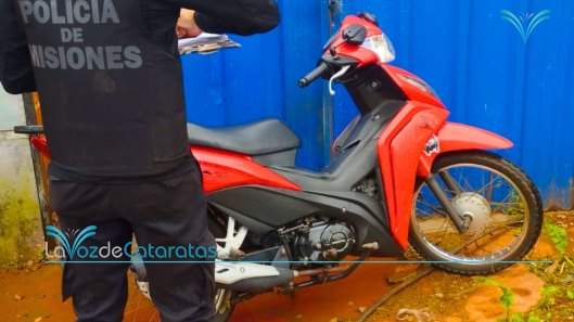 Vecinos alertaron sobre un sospechoso y la Policía lo detuvo por el robo de una moto