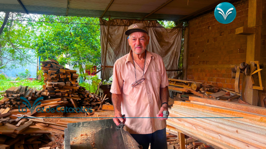 Walter aprendió carpintería a los siete años y lleva más de seis décadas trabajando la madera