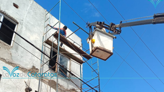 andamio cerca de cables
