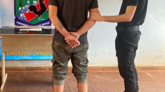 atacó a un adolescente a planazos de machete por el ruido de su moto