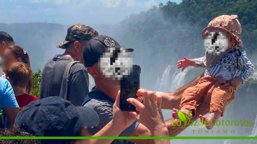bebe en peligro para una foto en cataratas