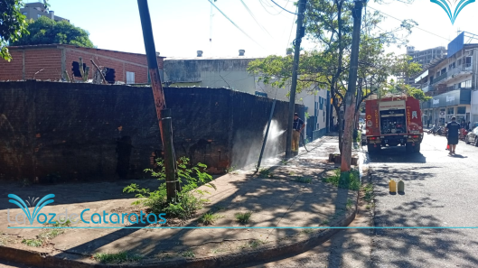 bomberos limpian vereda