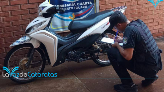 choco con la moto y huyo