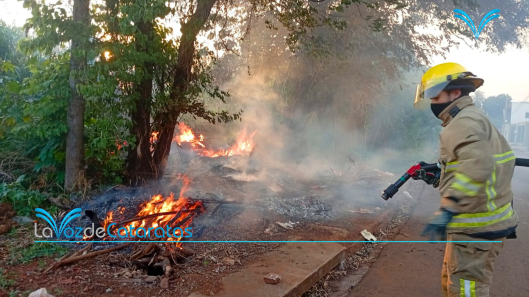 comberos combaten incendio
