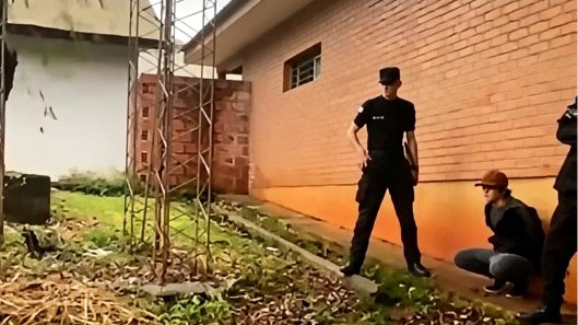 demoraron a un joven con dosis de cocaína detrás de una escuela